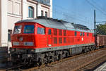 Die Ludmilla 233 322-7 (92 80 1233 322-7 D-DB) der DB Cargo, ex DB 232 322-8, ex DR 132 322-9, fährt am 19.09.2018 mit einem Güterzug durch den Hauptbahnhof Brandenburg an der Havel.