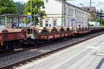 Leerer sechsachsiger Drehgestellflachwagen, mit Lademulden für Coiltransporte, 31 80 4838 423-0 D-DB, der Gattung Sahlmmps-t 713, der DB Cargo AG, bei einer Zugdurchfahrt am 24.07.2024 in Kirchen