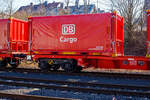 Detailbild von dem neuen vierachsigen Drehgestell-Güterwagen 31 80 9300 179-6 D-DB der Gattung Uas 224.2 der DB Cargo AG am 17 Februar 2025 abgestellt, im Zugverband eines Übergabegüterzuges, in Herdorf auf dem KSW Rbf Herdorf (Betriebsstätte Freien Grunder Eisenbahn - NE 447). Der Wagen (m² Wagen 45ft) ist hier beladen mit zwei Coil-Behältern (20-Fuß-Container), welche bis zu 3 Blech-Coils mit einem Gesamtgewicht bis zu 30 t aufnehmen kann.