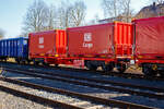 NEUHEIT - Die neusten Güterwagen DB Cargo AG
Neuer vierachsiger Drehgestell-Güterwagen 31 80 9300 177-0 D-DB der Gattung Uas 224.2 der DB Cargo AG am 17 Februar 2025 abgestellt, im Zugverband eines Übergabegüterzuges, in Herdorf auf dem KSW Rbf Herdorf (Betriebsstätte Freien Grunder Eisenbahn - NE 447). Der Wagen (m² Wagen 45ft) ist hier beladen mit zwei Coil-Behältern (20-Fuß-Container), welche bis zu 3 Blech-Coils mit einem Gesamtgewicht bis zu 30 t aufnehmen kann.

TECHNISCHE DATEN Wagen (laut Anschriften):
Gattung: Uas 224.2
Spurweite: 1.435 mm (Normalspur)
Länge über Puffer: 15.220 mm
Drehzapfenabstand: 9.680 mm
Radsatzstand in den Drehgestellen: 1.800 mm
Eigengewicht: 18.200 kg
Max. Zuladung: 71,8 t (ab Streckenklasse D)
Max. Geschwindigkeit: 100 km/h (beladen) / 120 km/h (leer)
Kleinster Gleisbogenhalbmesser: 75 m
Bauart der Bremse: KE-GP-A (K)
Bremssohle: Cosit 810
Handbremse: Ja (an einem Drehgestell)
Intern. Verwendungsfähigkeit: TEN-GE

Der multifunktionale und modulare Güterwagen m² ist eine neue und innovative Technologie für den Güterwagen der Zukunft. Das Konzept wurde in Zusammenarbeit von DB Cargo und VTG entwickelt.

Die heutigen Güterwagenflotten sind geprägt durch eine große Diversifizierung des Wagenparks, mit vielen unterschiedlichen Bauarten und mangelnder Flexibilität hinsichtlich des Einsatzes und der Verwendung. So werden Wagen für den Transport bestimmter Güter für einen Zeitraum von mehreren Jahrzehnten beschafft und es besteht im Lebenszyklus keine Möglichkeit, den Einsatzzweck zu verändern. Die ausgeprägte Spezialisierung der heutigen Güterwagenbeschaffung führt zu einem erhöhten Risiko von Fehlinvestitionen über den langen Lebenszyklus der Fahrzeuge.

Der m²-Güterwagen basiert auf einem Untergestell als variable Plattform mit veränderbarer Länge. Darauf können die verschiedensten Behälter zum Transport unterschiedlicher Güter montiert werden. Dieses innovative Konzept eines multifunktionalen und modularen Güterwagens ermöglicht eine flexible Nutzung durch Kombination aus wirtschaftlichem Baukastenprinzip (modular) und einer vielseitig einsetzbaren Verwendung (multifunktional).

Die Zulassung eines Güterwagens als komplettes und flexibles System ist ein echter Meilenstein. 

Merkmale:
▪ modularer Tragwagen zum Transport von kundenindividuellen Behältern
▪ Zulassung als Güterwagensystem seit 31.05.2021 vorliegend
▪ Anpassung wesentlicher Wageneigenschaften im Lebenszyklus ohne erneute Zulassung möglich
▪ Wagen ist an sich ändernde Marktanforderungen durch Modularität flexibel anpassbar
▪ Längen des Tragwagens im Lebenszyklus veränderbar
▪ Behälter sowie Aufbauten tauschbar und Kopplungsmöglichkeiten mit Wagen gegeben
▪ Uneingeschränkte EV-Fähigkeit des Tragwagens

Persönliche Anmerkung: Eine solcher mit 2 Coilbehälter ist um ca. 3 m länger als z.B. ein Coilwagen der Gattung Shimmns, aber dafür haben die Behälter, mit den Gabelstaplertaschen und den Containereckbeschlägen, vielfältige Umschlags- und Lagermöglichkeiten.

Die Coil-Behälter:
Hersteller: Wecon GmbH
Hersteller der Plane: Schleswiger Tauwerkfabrik Oellerking GmbH & Co. KG

Ausstattungsmerkmale sind:
− Leichtgängige Plane mit Antikondensatiosvlies
− Schnee- und Nässeschutz durch Gummilippe, Bürste und Regenrinne
− Ladungssicherung über Klaviatursicherung
− Planenfesttellbremse und Gitterroste zur Maximierung der Arbeitssicherheit
− Gabelstaplertaschen und Containereckbeschläge für vielfältige Umschlagsmöglichkeite

Dimensionen der Mulden:
Mulde 1 für Ø 780 bis 1.650 mm, mit max. 17 t
Mulde 2 für Ø 780 bis 2.100 mm, mit max. 30 t
Mulde 3 für Ø 780 bis 1.650 mm, mit max. 17 t
Die max. Ladebreite beträgt jeweils 2.240 mm, die max. Zuladung eines Containers beträgt mit 30 t. 

Containermaße (außen): 
Länge: 6.058 mm (20 ft.)
Breite: 2.438 mm
Höhe: 2.591 mm
Leergewicht: 4,5 t
Zuladung: 30 t
