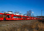 Beladener vierachsiger Doppelstock-Autotransportwagen 25 80 4382 137-4 D-ATG der Gattung Laaeffrs 561 der DB Cargo Logistics GmbH (ex ATG Autotransportlogistic GmbH) am 27.02.2021 im Zugverband bei