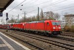 Die 185 395-1 (91 80 6185 395-1 D-DB) der DB Cargo AG fährt am 14 Februar 2024, mit der kalten 187 210-0 (91 80 6187 210-0 D-DB) und einem beladenen Autotransportzug der DB Cargo Logistics GmbH,