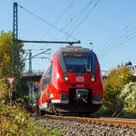   Sehr freundlicher Lokführer, der mich mit Licht-, Hand- und Signalzeichen begrüßt, als er am 21.10.2018  bei der Ausfahrt vom Betzdorf (Sieg) mit dem RE 9 rsx - Rhein-Sieg-Express