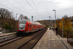 Der RE 9 - Rhein Sieg Express (RSX) Siegen - K�ln – Aachen, geschoben von der 146 006-2 (91 80 6146 006-2 D-DB) der DB Regio NRW, am 14 November 2025 beim Halt im Bahnhof Kirchen/Sieg.