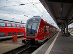 Zweigekuppelte Bombardier TWINDEXX Vario Doppelstock-Regionalverkehrstriebzge der BR 446 verlassen am 13.09.2022, als RE 70 „Riedbahn“ nach Mannheim Hbf, den Hauptbahnhof Frankfurt am