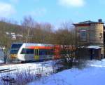 Die Hellertalbahn mit einem Stadler GTW 2/6 kommt von Dillenburg und passiert das Stellwerk vor dem Bahnhof Herdorf am 16.02.2010.