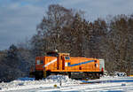 Die an die Hering Bau GmbH & Co. KG (Burbach) vermietete 291 972-8 (98 80 3291 972-8 D-NRAIL) eine Sonderbauart MaK G 1600 BB der Northrail (Hamburg) ist am 09 Januar 2021 auf dem Betriebshof der Westerwaldbahn auf der Bindweide bei Steinebach/Sieg.

Die MaK G1600 BB der Sonderbauart wurde 1971 von MaK Maschinenbau GmbH im Werk MaK-Kiel-Friedrichsort unter der Fabriknummer 1000516 für die Bayerische Braunkohlen-Industrie AG (BBI AG) in Schwandorf gebaut und als M 19 geliefert.
Die BBI AG hatte eine eigene Werksbahn womit die Braunkohle vom Abbau bei Wackersdorf ins sieben Kilometer entfernte Kohlekraftwerk Schwandorf transportiert wurde. Im Jahr 1981 wurden hier täglich zwischen 20.000 und 25.000 Tonnen Kohle verfeuert.
Weiterer Lebenslauf der 291 972-8:
1982 ging die BBI AG in die Bayernwerk AG (BAG) über
1986  Ausbau der Hagenuk Dampfheizkesselanlage
2000 Bayernwerk wurde nun e.on Kraftwerke GmbH
2002 wurde die Lok an die OHE - Osthannoversche Eisenbahnen AG, in Celle verkauft und fuhr nun als OHE 120076. 
2007 erhielt die NVR-Nummer 98 80 3291 972-8 D-OHE
2011 ging die Lok an die northrail GmbH in Hamburg, wo sie seitdem als Mietlok unter der UIC-Nummer 98 80 3291 972-8 D-NTS fährt

Technik:
Die MaK G 1600 BB ist eine dieselhydraulische Lokomotive, von denen 16 Stück (mit 1.600 PS), sowie 3 Stück in Sonderbauart (mit 1.000 PS), zwischen 1971 und 1979 von der Firma MaK Maschinenbau GmbH, Werk MaK-Kiel-Friedrichsort, gebaut wurden. Zu der Sonderbauart gehört auch diese Lok hier.

Analog zur G 1300 BB wurde auch aus der an die DB gelieferten V 90 eine Privatbahnversion entwickelt, die in fünf Exemplaren als V 90 P gebaut wurde und im Wesentlich der DB-Variante entsprach, jedoch einen hauseigenen Motor erhielt. Nachdem sich jedoch weniger die Privatbahnen als vielmehr die DB selbst für diese Loks interessierten, entstand bei MaK eine weitere Variante der V 90, die spezieller auf die Bedürfnisse der Privatbahnen abzielte und z.B. eine 24V-Elektrik erhielt. Diese unterscheidet sich auch deutlich in ihren Hauptabmessungen von den DB-Maschinen. Ein wenig sieht man der Lok die Verwandschaft mit der V 90 an.

Der eingebaute Achtzylinder-Motor des Typs MaK 8M282AK leistet 1.180 kW (1.600 PS) bei 1.000 U/min, die Lok erreicht je nach Getriebeeinstellung eine Höchstgeschwindigkeit von 44 bis 80 km/h. Das Dienstgewicht liegt je nach Ausrüstung zwischen 80 und 104 Tonnen. Bei den Lokomotiven mit einer Höchstgeschwindigkeit von 44 km/h entfällt der Streckengang.

Sonderbauart der MaK  G 1600 BB (wie diese Lok):
Für den Einsatz vor Kohlezügen in Tagebauen benötigte die Bayerische Braunkohlen-Industrie (BBI) Loks mit eingebauter Dampfheizung. Eine Leistung von 1.100 PS wurde dabei als ausreichend erachtet.
So wurden 1971 und 1972 von MaK für die BBI 3 Lokomotiven in Sonderbauart gebaut. Um ausreichend Platz für den Hagenuk Dampfheizkesselanlage  zu haben, wurden Fahrwerk und Aufbauten von der G 1600 BB übernommen. Die Antriebstechnik wurde der G 1100 BB, einem Sechszylinder-MaK-Dieselmotor mit Turbolader und Ladeluftkühlung vom Typ 6M282 AK mit 1.100 PS) übernommen. Der zusätzlich gewonnene Platz, durch Verlagerung des Druckluftgerüstes unter das Führerhaus, konnte für den Einbau des Heizkessels genutzt werden, welcher mittlerweile entfernt worden ist. Äußerlich waren die Loks an dem zweiten Auspuff (für die Dampfheizkesselanlage) auf der Führerhausrückseite und dem kleineren Kühler, der der geringeren Leistung angepasst wurde erkennbar.  Die Loks wurden vom Hersteller verwirrenderweise ebenfalls als G 1600 BB bezeichnet. Da der Dampfheizung ausgebaut wurde, entfiel auch der zweite Auspuff.

.TECHNISCHE DATEN der G1600 BB in Sonderbauart:
Gebaute Stückzahl: 3  (und 16 Standardloks)
Spurweite: 1.435 mm (Normalspur)
Achsformel: B'B'
Länge über Puffer: 14.320 mm
Drehzapfenabstand: 7.000 mm
Achsstand im Drehgestell: 2.500 mm
Treibraddurchmesser:  1.100 mm (neu)
Höhe: 4.200 mm
Dienstgewicht: 80 t
Radsatzfahrmasse: 20 t 
Kleinster bef. Halbmesser:  60 m
Höchstgeschwindigkeit: 48 km/h (Rangiergang) / 74 km/h (Schnellgang)
Dieselmotor:  MaK 6-Zylinder Reihenmotor mit Abgasturbolader und Ladeluftkühlung vom Typ vom Typ 6M282 AK
Installierte Leistung: 809 kW (1.100 PS)
Nenndrehzahl: 1.000 U/min
Anfahrzugkraft: 265kN 
Tankvolumen: 3.500 l
Funkfernsteuerung: Theimeg EC/LO
Bremse: KE-GP2mZ

Quellen: Northrail, loks-aus-kiel.de, wikipedia.org
