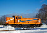 Die an die Hering Bau GmbH & Co. KG (Burbach) vermietete 291 972-8 (98 80 3291 972-8 D-NRAIL) eine Sonderbauart MaK G 1600 BB der Northrail (Hamburg) ist am 09 Januar 2021 auf dem Betriebshof der Westerwaldbahn auf der Bindweide bei Steinebach/Sieg.

Die MaK G1600 BB der Sonderbauart wurde 1971 von MaK Maschinenbau GmbH im Werk MaK-Kiel-Friedrichsort unter der Fabriknummer 1000516 für die Bayerische Braunkohlen-Industrie AG (BBI AG) in Schwandorf gebaut und als M 19 geliefert.
Die BBI AG hatte eine eigene Werksbahn womit die Braunkohle vom Abbau bei Wackersdorf ins sieben Kilometer entfernte Kohlekraftwerk Schwandorf transportiert wurde. Im Jahr 1981 wurden hier täglich zwischen 20.000 und 25.000 Tonnen Kohle verfeuert.
Weiterer Lebenslauf der 291 972-8:
1982 ging die BBI AG in die Bayernwerk AG (BAG) über
1986  Ausbau der Hagenuk Dampfheizkesselanlage
2000 Bayernwerk wurde nun e.on Kraftwerke GmbH
2002 wurde die Lok an die OHE - Osthannoversche Eisenbahnen AG, in Celle verkauft und fuhr nun als OHE 120076. 
2007 erhielt die NVR-Nummer 98 80 3291 972-8 D-OHE
2011 ging die Lok an die northrail GmbH in Hamburg, wo sie seitdem als Mietlok unter der UIC-Nummer 98 80 3291 972-8 D-NTS fährt

Technik:
Die MaK G 1600 BB ist eine dieselhydraulische Lokomotive, von denen 16 Stück (mit 1.600 PS), sowie 3 Stück in Sonderbauart (mit 1.000 PS), zwischen 1971 und 1979 von der Firma MaK Maschinenbau GmbH, Werk MaK-Kiel-Friedrichsort, gebaut wurden. Zu der Sonderbauart gehört auch diese Lok hier.

Analog zur G 1300 BB wurde auch aus der an die DB gelieferten V 90 eine Privatbahnversion entwickelt, die in fünf Exemplaren als V 90 P gebaut wurde und im Wesentlich der DB-Variante entsprach, jedoch einen hauseigenen Motor erhielt. Nachdem sich jedoch weniger die Privatbahnen als vielmehr die DB selbst für diese Loks interessierten, entstand bei MaK eine weitere Variante der V 90, die spezieller auf die Bedürfnisse der Privatbahnen abzielte und z.B. eine 24V-Elektrik erhielt. Diese unterscheidet sich auch deutlich in ihren Hauptabmessungen von den DB-Maschinen. Ein wenig sieht man der Lok die Verwandschaft mit der V 90 an.

Der eingebaute Achtzylinder-Motor des Typs MaK 8M282AK leistet 1.180 kW (1.600 PS) bei 1.000 U/min, die Lok erreicht je nach Getriebeeinstellung eine Höchstgeschwindigkeit von 44 bis 80 km/h. Das Dienstgewicht liegt je nach Ausrüstung zwischen 80 und 104 Tonnen. Bei den Lokomotiven mit einer Höchstgeschwindigkeit von 44 km/h entfällt der Streckengang.

Sonderbauart der MaK  G 1600 BB (wie diese Lok):
Für den Einsatz vor Kohlezügen in Tagebauen benötigte die Bayerische Braunkohlen-Industrie (BBI) Loks mit eingebauter Dampfheizung. Eine Leistung von 1.100 PS wurde dabei als ausreichend erachtet.
So wurden 1971 und 1972 von MaK für die BBI 3 Lokomotiven in Sonderbauart gebaut. Um ausreichend Platz für den Hagenuk Dampfheizkesselanlage  zu haben, wurden Fahrwerk und Aufbauten von der G 1600 BB übernommen. Die Antriebstechnik wurde der G 1100 BB, einem Sechszylinder-MaK-Dieselmotor mit Turbolader und Ladeluftkühlung vom Typ 6M282 AK mit 1.100 PS) übernommen. Der zusätzlich gewonnene Platz, durch Verlagerung des Druckluftgerüstes unter das Führerhaus, konnte für den Einbau des Heizkessels genutzt werden, welcher mittlerweile entfernt worden ist. Äußerlich waren die Loks an dem zweiten Auspuff (für die Dampfheizkesselanlage) auf der Führerhausrückseite und dem kleineren Kühler, der der geringeren Leistung angepasst wurde erkennbar.  Die Loks wurden vom Hersteller verwirrenderweise ebenfalls als G 1600 BB bezeichnet. Da der Dampfheizung ausgebaut wurde, entfiel auch der zweite Auspuff.

.TECHNISCHE DATEN der G1600 BB in Sonderbauart:
Gebaute Stückzahl: 3  (und 16 Standardloks)
Spurweite: 1.435 mm (Normalspur)
Achsformel: B'B'
Länge über Puffer: 14.320 mm
Drehzapfenabstand: 7.000 mm
Achsstand im Drehgestell: 2.500 mm
Treibraddurchmesser:  1.100 mm (neu)
Höhe: 4.200 mm
Dienstgewicht: 80 t
Radsatzfahrmasse: 20 t 
Kleinster bef. Halbmesser:  60 m
Höchstgeschwindigkeit: 48 km/h (Rangiergang) / 74 km/h (Schnellgang)
Dieselmotor:  MaK 6-Zylinder Reihenmotor mit Abgasturbolader und Ladeluftkühlung vom Typ vom Typ 6M282 AK
Installierte Leistung: 809 kW (1.100 PS)
Nenndrehzahl: 1.000 U/min
Anfahrzugkraft: 265kN 
Tankvolumen: 3.500 l
Funkfernsteuerung: Theimeg EC/LO
Bremse: KE-GP2mZ

Quellen: Northrail, loks-aus-kiel.de, wikipedia.org
