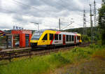 Der VT 202 ABpd (95 80 0640 102-9 D-HEB), ein Alstom Coradia LINT 27 der HLB, ex vectus VT 202, am 01 Juli 2024, als RB 90  Westerwald-Sieg-Bahn  Limburg/Lahn – Westerburg - Altenkirchen – Au/Sieg - Betzdorf/Sieg – Siegen (Umlauf HLB61718), beim Halt im Bahnhof Scheuerfeld(Sieg). 

Der Alstom Coradia LINT 27 wurde 2004 von Alstom (vormals Linke-Hofmann-Busch GmbH (LHB) in Salzgitter-Watenstedt unter der Fabriknummer 1187-002 gebaut und an die vectus Verkehrsgesellschaft mbH, mit dem Fahrplanwechsel am 14.12.2014 wurden alle Fahrzeuge der vectus nun Eigentum der HLB.

Der LINT (Leichter Innovativer Nahverkehrstriebwagen) war eine Entwicklung von Linke-Hofmann-Busch (LHB) in Salzgitter. Diese wurde 1994/1995 vom französischen GEC-Alstom-Konzern übernommen, wo der LINT innerhalb der CORADIA-Familie vermarktet wird, wobei sie immer noch in Salzgitter gebaut werden. Übrigens die Typenbezeichnung 27 stammt von der gerundeten Länge von 27,21 m. Die Baureihe 640 ist der kleinste Vertreter moderner Dieseltriebwagen hier zu Lande. Der einteilige Dieseltriebwagen der Baureihe 640 hat Mittelpufferkupplungen (Scharfenbergkupplung) vom Typ 10)und zwei Türen pro Fahrzeugseite.Es können mehrere Fahrzeuge zu einem Zugverband zusammengekuppelt werden.

Dieser einteilige VT wird von einem MTU 6R183TD13H Dieselmotor mit 315 kW (428 PS) Leistung angetrieben. Die Kraftübertragung erfolgt über ein dieselmechanisches Automatikgetriebe über Kardanwelle auf die  Achsgetriebe. Eine Besonderheit ist die dieselhydraulische Kraftübertragung bei den LINT 27 der DB Regio, während in allen anderen Nachfolgebaureihen (wie hier der HLB, ex vectus) ein dieselmechanisches Automatikgetriebe eingebaut wurde.

Als Bremsen werden druckluftbetätigte Scheibenbremsen verwendet, an je einem Triebdrehgestell befinden sich zusätzlich Magnetschienenbremsen. Als Feststellbremse sind Federspeicher vorhanden. Die Bremsanlagen ist von Knorr-Bremse. Die Fahrzeuge der HLB (wie auch die DB Regio) verwenden zudem Retarder als hydrodynamische Ergänzungsbremse. Die Fahrzeuge verfügen zusätzlich über Rußpartikelfilter.

Die Fahrzeuge verfügen über voneinander unabhängige Führerraumklimaanlagen und Fahrgastraumklimaanlagen. Je Wagenkasten sind zwei Dachklimageräte vorhanden. Die Abwärme der Dieselmotoren wird zur Beheizung von Fahrgasträumen und Führerräumen genutzt. Reicht die Abwärme nicht aus, so werden dieselbefeuerte Zusatzheizgeräte zugeschaltet. Geliefert wird die Heizungs-, Lüftungs-, Klimaanlage von „Spheros“ (ehemals Webasto).

Die Steuerschränke im Führerraum werden als Sonderlösung von Rittal produziert und von Alstom ausgerüstet.

TECHNISCHE DATEN:
Baureihenbezeichnung: 640
Hersteller:	Alstom Transport Deutschland GmbH
Spurweite: 1.435 mm (Normalspur)
Achsfolge: B’2’
Länge über Kupplung: 27.210 mm
Drehzapfenabstand: 18.450 mm
Achsabstand im Drehgestell: 1.900 mm
Höhe: 4.340 mm
Breite: 2.750 mm
Eigengewicht: 43,5 t
Dieselmotor: MTU 6R183TD13H (PowerPack Sechszylinder-Reihenmotor), ex Mercedes Benz OM 447 h LA
Leistung: 315 kW (428 PS)
Höchstgeschwindigkeit: 120 km/h
Beschleunigung:  0,5 m/s²
Bremsverzögerung: 0,9 m/s²
Sitzplätze: 	ca. 70
Fußbodenhöhe: 	580 mm (Einstieg), 598 mm (NF-Bereich), 1.160 mm (Hochflurbereich)
Fahrzeugbestand der HLB: 10
