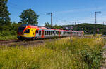 Der 5-teilige Stadler Flirt 429 541 / 429 041 der HLB (Hessischen Landesbahn) rauscht am 28 Juni 2024, als RE 99  Main-Sieg-Express  (Frankfurt/Main – Gießen - Siegen) Umlauf HLB24512, durch Rudersdorf (Kr. Siegen) in Richtung Siegen.