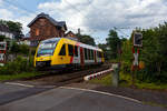 Der VT 205 ABp (95 80 0640 105-2 D-HEB), ein Alstom Coradia LINT 27 der HLB (Hessische Landesbahn) / 3LnderBahn fhrt am 22 Juni 2024, als RB 90  Westerwald-Sieg-Bahn  (Kreuztal – Siegen - Betzdorf/Sieg – Au/Sieg – Altenkirchen/Westerwald) durch Kirchen/Sieg in Richtung Betzdorf, hier beim B km 121,192 der Siegstrecke KBS 460

Der LINT 27 wurde 2004 von ALSTOM Transport Deutschland GmbH (vormals LHB - Linke-Hofmann-Busch GmbH) in Salzgitter-Watenstedt unter der Fabriknummer 1187-005 gebaut und als VT 205 an die vectus Verkehrsgesellschaft mbH geliefert. Mit dem Fahrplanwechsel zum Dezember 2014 wurden alle Fahrzeuge der vectus von der HLB bernommen.

Die 3LnderBahn:
Unter der Marke Dreilnderbahn (Eigenschreibweise 3LnderBahn) betreibt die HLB Hessenbahn Schienenpersonennahverkehr in Hessen, Nordrhein-Westfalen und Rheinland-Pfalz, woher sich auch der Name ableitet. Auftraggeber sind die Zweckverbnde Personennahverkehr Westfalen Sd (ZWS) und SPNV-Nord (Rheinland-Pfalz-Takt) sowie der Rhein-Main-Verkehrsverbund (RMV). Die Marke wurde zum Fahrplanwechsel am 12. Dezember 2004 eingefhrt und zehn Jahre lang von der DB Regio NRW genutzt. Zum 14. Dezember 2014 hat die HLB den Betrieb und die Marke nach einer gewonnenen Ausschreibung bernommen. Gleichzeitig wurde das Netz der Dreilnderbahn um zwei Linien in Rheinland-Pfalz und Hessen erweitert.