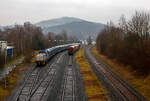 Hochbetrieb in Herdorf am 22 Januar 2025: Links am KSW-Rangierbahnhof (Betriebsstätte FGE -Freien Grunder Eisenbahn) steht die KSW 47 (92 80 1271 027-5 D-KSW), ex D 2 der HFM, eine Vossloh G 1000 BB der KSW (Kreisbahn Siegen-Wittgenstein), mit einem Coilzug, während am Einfahrtsignal der HLB VT 266 ein Alstom Coradia LINT 41 wartet. 