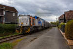 Nun hat die KSW 47 (92 80 1271 027-5 D-KSW), ex D 2 der HFM, eine Vossloh G 1000 BB der KSW (Kreisbahn Siegen-Wittgenstein), den Coilzug übernommen und zieht diesen nun vom KSW Rbf Herdorf weiter zu den Schäfer Werke KG am Pfannenberg in Neunkirchen-Salchendorf. Hier geht es gerade in Neunkirchen-Struthütten am 18 September 2025 zwischen den Häuser und Hecken hindurch. 

Auch wenn hierdurch, mehrmals täglich, die Anwohner genervt werden, zu Einem durch die Rollgeräusche und vor allem durch das erforderliche Pfeifen (Hupen) der Loks, wegen der vielen Bahnübergänge. Aber dennoch ist es schon lange praktifizierter Umweltschutz, denn mit allein dieser Zug ersetzt 40 bis 50 LKW. Übrigens diese Bahnstrecke der ehemaligen Freien Grunder Eisenbahn AG (auch bekannt als „Talbahn“) gibt es seit 1904, heute gehört sie als Betriebsstätte FGE -Freien Grunder Eisenbahn zur KSW Kreisbahn Siegen-Wittgenstein GmbH und wird als Freien Grunder Eisenbahn NE 447 (DB - Streckennummer 9275) geführt.

Mit einer eigenen Schieneninfrastruktur im Kreis Siegen-Wittgenstein, die mehr als 30 Kilometer umfasst, verfügt die KSW über wichtige Kapazitäten im wachsenden Güterverkehr. Auch wenn in Deutschland der Schienen-Güterverkehr geringer geworden ist, so ist er hier auf der „Talbahn“ die letzten Jahre ungemein gewachsen. 

Früher gab es ich Siegen (Eintracht) noch einen Abschnitt, wo die KSW bzw. frühere Siegener Kreisbahn auf der Eiserfelder Straße mit Läute (Glocke) fuhr, so wurde diese Bahn auch gerne im Volksmund „Bimmelbahn“ genannt.