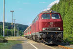 Frisch aus dem Urlaub gekommen und schon so ein Prachtexemplar in Heimatsnhe:    Die 218 387-9 der Kurhessenbahn erreicht hier am 26.05.2018 mit ihren 3 n-Wagen als R 42 Verstrker zum Hessentag in