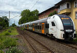 Zwei gekuppelte vierteilige Siemens Desiro HC 462 009 und 462 045 des RRX Rhein-Ruhr-Express (betrieben vom der National Express), rauschen am 26 Mai 2024, als RRX RE 4 „Wupper-Express“ 