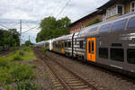Zwei gekuppelte vierteilige Siemens Desiro HC 462 009 und 462 045 des RRX Rhein-Ruhr-Express (betrieben vom der National Express), rauschen am 26 Mai 2024, als RRX RE 4 „Wupper-Express“ 