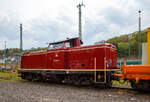 Die 213 335-3 (92 80 1213 335-3 D-NESA), der NeSA Eisenbahn-Betriebsgesellschaft Neckar-Schwarzwald-Alb mbH (Rottweil), ex DB V 100 2335, ist am 29.04.2022, mit der SPENO Schienenschleifeinheit RR 16