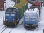 PRESS 346 025-8 und die verschneite 145 030-7 ebenfalls von der PRESS am 08.Dezember 2012 auf dem Bahnhof von Bergen/Rgen.