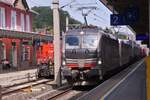 Siemens Vectron 6193 142, von Railpool mit Schwesterlok vor einem Gterzug bei der Durchfahrt vom Bahnhof Jenbach.