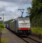 Die an die RAILPOOL 186 506 (91 80 6186 506-2 D-Rpool) fährt am 22 Juni 2024 mit einem KLV-Zug durch den Bahnhof Scheuerfeld (Sieg) in Richtung Köln.