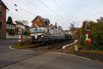 Die an die Retrack Germany GmbH, Hamburg (Tochter der VTG Rail Logistics Deutschland GmbH) vermietete Siemens Vectron AC 193 825-7 „Diana“ (91 80 6193 825-7 D-Rpool) der Railpool fährt am 12. Dezember 2025 mit einem VTG-Kesselwagenzug, laut Gefahrenguttafel 30/1863 beladen Düsenkraftstoff (z. B. Jet A1, besser bekannt als Kerosine bzw. Flugpetrol), durch Kirchen/Sieg in Richtung Köln.

Die Vectron AC wurde 2016 von Siemens Mobilitiy in München unter der Fabriknummer 22055 gebaut. Diese Vectron Lokomotive ist als AC – Lokomotive (Wechselstrom-Variante) mit 6.400 kW und für eine Höchstgeschwindigkeit von 160 km/h konzipiert. Sie wurde in der Vectron Variante AC B02 ausgeführt und hat so die Zulassungen Deutschland, Österreich, Ungarn und Rumänien (D / A / H / RO).