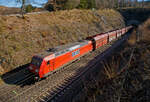 Die von der DB Cargo an die RBH (als RBH 227) vermietete 145 066-7 (91 80 6145 066-7 D-DB) hat am 07.03.2022, den 2.652 m langen Rudersdorfer Tunnel verlassen und fhrt mit einem leeren Kohlezug auf