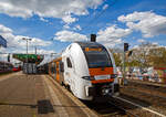 Zwei gekuppelte vierteilige Siemens Desiro HC 462 025 und 462 036 des RRX Rhein-Ruhr-Express (betrieben vom der National Express), fahren am 30.04.2023, als RRX RE 1 „NRW-Express“ 