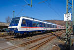 Am 24.03.2021 fährt ein National Express Personenzug durch Niederschelden, hier passiert er gerade den Bü 343 (Km 112,183 der Siegstrecke KBS 460).