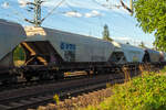 4-achsiger Drehgestell-Großraum-Getreidesilowagen 37 80 9332 104-0 D-VTGD der Gattung Uagps der VTG AG (Hamburg) am 26 August 2013 im Zugverband bei der Durchfahrt in Pirna.

Diese Wagen mit Schwerkraftentladung sind für den Transport von Getreide, sowie Sonnenblumenkerne, Sojabohnen und Schrot geeignet. Der Wagen ist auf dem Dach auf der Längsachse mit einer Einfüllöffnung, auf der ganzen Dachlänge ausgestattet. Die Einfüllöffnung (11,9 x 0,4 m) wird mittels 4 klappbarer Abdeckungen verschlossen. Die Entladung erfolgt mittels Schwerkraft durch die 3 Entladeöffnungen zwischen den Drehgestellen, diese werden von der Wagenplattform vom Bedienungspersonal geöffnet. Die Entladung erfolgt gleismittig in den Raum unter den Wagen.

TECHNISCHE DATEN:
Gattung: Uagps 
Spurweite: 1.435 mm (Normalspur)
Anzahl der Achsen: 4
Länge über Puffer: 14.840 mm
Drehzapfenabstand: 9.800mm
Achsabstand im Drehgestell: 1.800 mm
Eigengewicht: ca. 19.780 kg
Maximales Ladegewicht: 60,2 t (Streckenklasse C oder höher)
Höchstgeschwindigkeit: 100 km/h
max. Ladevolumen: 94,0 m³
Ladegut: Getreide
Intern. Verwendungsfähigkeit: RIV

Die Bedeutung der Gattungs- und Kennbuchstaben (hier Uagps):
U  Sonder Wagen
a  mit 4 Achsen
g  für Getreide
p  Selbstentlader durch Schwerkraft
s Geschwindigkeit V max. 100 km/h
