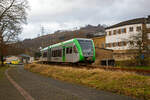 Ein Stadler GTW 2/6 der WEBA Westerwaldbahn des Kreises Altenkirchen GmbH (ein ex VT der Hellertalbahn) fährt am 07.02.2022, als RB 97  Daadetalbahn   (Betzdorf/Sieg – Daaden), vom Hp