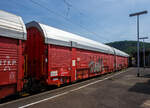 Vierachsiger zweigliedriger (2 x 2) geschlossener Doppelstock-Autotransportwaggon (Gedeckter Doppelstockwagen für den Fahrzeugtransport), 45 80 2909 075-0 D-TWA der Gattung/Bauart Hccrrs 332 der TWA - TRANSWAGGON GmbH (Hamburg), am 18 Juni 2025 im Zugverband bei einer Zugdurchfahrt in Betzdorf/Sieg. Der Wagen ist ein ehemaliger Wagen der DB Cargo Logistics GmbH, ex DB Schenker ATG und war dort geführt als 45 80 2909 075-0 D-ATG, ist aber hier wieder an die DB Cargo Logistics GmbH vermietet.

Die Wagen wurden 2000 von Coros gebaut. 

Diese Wagen dienen dem witterungsgeschützten Transport von PKW und bieten durch die vollständig geschlossene Bauweise auch Schutz vor Vandalismus-Schäden an den PKW. Die obere Ladeebene sowie das Dach sind, je nach Höhe der zu transportierenden PKW, höhenverstellbar und haben so je nach dem das Umgrenzungsprofil (nach UIC 505-1) G1 oder G2. Dieser Wagen wird hier im höheren Umgrenzungsprofil G2 gefahren, was man deutlich an den Markierungen mit Pfeilen an den Säulen erkennen kann.  

TECHNISCHE DATEN:
Gattung: Hccrrs 332 (TWA-Typ HCR)
Spurweite: 1.435 mm (Normalspur)
Anzahl der Achsen: 4
Länge über Puffer: 27.400 mm
Achsabstände: 9.000 mm / 4.400 mm / 9.000 mm (Ges. 22.400 mm)
Laufraddurchmesser: 760 mm (neu) / 680 mm (abgenutzt)
Länge der Ladefläche: 26.160 mm (Unterdeck) / 25.870 mm (Oberdeck)
Innenbreite (Ladefläche): 2.860 mm (unten) / 2.760 mm (oben)
Fußbodenhöhe über Schienenoberkante (unten): 850 mm
Höhe über Schienenoberkante (einstellbar): 4.291 mm (G1) oder 4.606 mm (G2)
Tragfähigkeit: Unterdeck 13 t / Oberdeck 12 t (max. Radlast 700 kg)
Eigengewicht: 35.700 kg
Max. Zuladung: 25,0 t (ab Streckenklasse A)
Höchstgeschwindigkeit: 100 km/h (beladen) / 120 km/h (leer)
Bremse: KP-GP-A (LL), max. 52 t
Bremssohle: IB 116
Handbremse: Ja 
Kleinster befahrbarer Gleisbogenhalbmesser: R = 100 m 
Intern. Verwendungsfähigkeit: RIV

Die Bedeutung der Gattungs- und Kennbuchstaben (hier Hccrrs):
H = Gedeckter Wagen in Sonderbauart
cc = mit Stirnwandtüren und Inneneinrichtung für Kraftfahrzeugtransport
rr = Wageneinheit
s = Höchstgeschwindigkeit 100 km/h (beladen)
