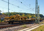 Am Zugende von dem Material-, Förder- und Siloeinheiten-Zug die VST 301 der DB Bahnbau, eine Abraum - Förderbandstation VST 01 (Verladestation zu den MSF), Schweres Nebenfahrzeug Nr.