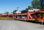 Vierachsiger (2 x zweiachsiger) Doppelstock-Autotransportwagen der Gattung Laaers 560.1 (BA 5.854) der DB Cargo Logistics GmbH (ex DB Schenker ATG) eingestellt als 25 80 4371 222-7 D-ATG am 28 Juni 2024 im Zugverband bei der Zugdurchfahrt in Rudersdorf (Kreis Siegen).

Der Wagen wurde 2010 von der damaligen DB Waggonbau Niesky GmbH gebaut.

Diese Waggons haben zwei Ladeebenen und sind für den europaweiten Transport geeignet. Sie werden für den internationalen Transport von PKWs, SUVs und Vans eingesetzt und bieten maximale Flexibilität durch eine stufenlos verstellbare obere Ladeebene. Aufgrund der hohen Lastgrenze (bis 34 t) ist der Transport von besonders schweren Fahrzeugen der genannten Typen möglich.

Damit sowohl ein typenreiner Transport als auch eine Mischverladung in den unterschiedlichen Lademaßen möglich ist, kann die obere Ladeebene hinsichtlich der Transportstellungen stufenlos eingestellt werden.

Durch die Entwicklung eines veränderten Ladungssicherungssystems wurde den Kundenanforderungen nach optimierten Transportmöglichkeiten für Fahrzeuge mit niedrigerer Bodenfreiheit Rechnung getragen.

TECHNISCHE DATEN:
Gattung: Laaers (Bauart 560.1)
Erstes Baujahr der Wagengattung: 2007
Spurweite: 1.435 mm
Anzahl der Achsen: 4 (2 x 2)
Länge über Puffer : 31.000 mm
Achsabstände: 10.000 mm / 5.160 mm / 10.000 mm
Laufraddurchmesser (neu): äußere 840 mm und mittlere 730 mm
Ladelänge : 30.070 mm (unten) / 30.550 mm (oben)
Ladelänge waagerechter Teil untere Ebene: 19.400 mm
Ladebreite : 2.950 (unten) / 2.750 mm (oben)
Höchstgeschwindigkeit: 100 km/h (120 km/h leer)
Eigengewicht: 31.000 kg
Max. Zuladung bei Lastgrenze S: 33,0 t (ab Streckenklasse B, bei A 29,0 t)
Max. Zuladung der Ladeebenen: unten und oben jeweils max. 18 t
Max. Gewicht je Pkw: 2.800 kg (Radlast max. 1 t)
Anzahl der Radvorleger: 64
Höhe Geländer oben: 600 mm
Kleinster befahrb. Gleisbogenhalbmesser: 75 m
Bremse: KE-GP-A (K)
Bremssohle: Jurid 816 M
Handbremse: Ja
Intern. Verwendungsfähigkeit: TEN-GE / G1
