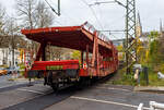 Mal ein anderes Bild eines Laaers 560 Wagens: Leerer vierachsiger (2 x zweiachsiger) Doppelstock-Autotransportwagen 25 80 4371 182-3 D-ATG der Gattung Laaers 560.1 (BA 5.854) der DB Cargo Logistics GmbH (ex DB Schenker ATG) am 31 Oktober 2024 im Zugverband (Zugschluss) bei der Durchfahrt in Kirchen (Sieg).

Der Wagen wurde 2010 von der damaligen DB Waggonbau Niesky GmbH gebaut.
