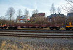 Vierachsiger Drehgestell-Flachwagen, mit Seiten- und Stirnwandklappen und mit Rungen, 37 80 3988 027-3 D-AAEC (ex AAE Cargo AG), der Gattung Rens 1 (VTG-Typ F41.185D), der VTG (Hamburg), abgestellt am