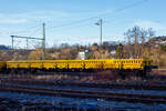 Vierachsiger Drehgestell-Flachwagen mit klappbaren Seitenborden, 33 80 3936 002-3 D-HGUI, der Gattung Res, (ein Schutzwagen zu einem Gleisbauschienenkran), der Hering Bahnbau GmbH (Burbach),