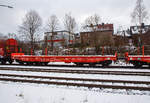 Sechsachsiger Drehgestell-Flachwagen, mit Rungen, Stirnwandklappen und klappbaren Ladeschwellen, jedoch ohne Seitenwandklappen, 31 80 4852 873-7 D-DB, der Gattung Samms 489.1, der DB Cargo AG,