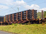 Vierachsiger Drehgestell-Flachwagen mit 8 Doppelrungenpaaren mit integrierter Niederbindeeinrichtung, 31 80 4724 039-1 D-DBSNI, der Gattung Snps 719.1, der DB Cargo Logistics GmbH (ex DB Schenker Nieten GmbH), am 19 September 2024 im Zugverband bei einer Zugdurchfahrt im Bahnhof Kirchen (Sieg). Hier beladen mit HFI-längsnahtgeschweißte Stahlrohre Ø 323.9 (DN/NW 300 mm bzw. 12 ¾ Inch) in Herstellungslänge vom 12 m. Der Hersteller der Stahlrohre ist die Salzgitter Mannesmann Line Pipe GmbH in Siegen (ex RW Fuchs).

Der Drehgestell-Flachwagen wurde speziell für den Transport von Rohren, Profilstahl, Flachstahlprodukten sowie Stamm- und Schnittholz entwickelt und zeichnet sich durch hohe Ladekapazität aus. Das Ladegut wird durch Rungen mit Schichtholzleisten und Kunststoffspitzen geschont (nur bei BA 719.1 Stahlhalbzeuge. Wird bei der BA 719.0 Timber (Holz) nicht benötigt und ist daher auch nicht montiert.). Die Längsseiten sind jeweils mit acht besonders breiten und belastbaren Rungen ausgerüstet, die mit dem Untergestell fest verbunden sind. Zur Verzurrung des Ladegutes ist jedes Rungenpaar mit einer Niederbindeeinrichtung versehen, die von einer Person bedient werden kann. Die Wagen wurden ab 1980 als Sps 719 beschafft und ab 1988 in Snps 719 umgezeichnet.

Zur Aufnahme und Abstützung der Ladung sind auf dem Wagenboden Ladeschwellen und an den Wagenlängsseiten Rungen angebracht. Zur Verzurrung der Ladung sind von Hand zu bedienende Niederbindeeinrichtungen vorhanden. Für die Auflage des Ladegutes sind hölzerne Ladeschwellen im Rungenbereich und im Abstand von 1 m von Wagenende vorhanden. Außerdem sind feste 5 mm niedrigere Hilfsladeschwellen zwischen den Rungen zur Unterstützung von leicht durchhängendem Ladegut (z. B. Schnittholz) angeordnet. Die Ladeschwellen sind genügend hoch, so dass die handelsüblichen Umschlagmittel verwendet werden können. Der Wagenboden ist mit einem begehbaren Loch- bzw. Riffelblech vollständig abgedeckt. Zur Aufnahme von Lasten oder zum Befahren mit Flurförderfahrzeugen sind die Abdeckungen nicht geeignet. Zur Sicherung der Ladung sind auf jeder Wagenlängsseite in gleichmäßigen Abständen 8 Rungen vorhanden. Die Rungen sind mit dem Untergestell-Außenlangträger fest verbunden und so ausgeführt, dass sie die durch die Ladung entstehenden Kräfte in Wagenlängs- und Wagenquerrichtung sicher aufnehmen können. Die Innenseiten der Rungen sind ausgekleidet.

Zur Verzurrung des Ladegutes ist jedes Rungenpaar mit einer Niederbindeeinrichtung ausgerüstet, die von einer Person bedient werden kann. Die Spanngurte sind zur Schonung des Ladegutes mit einem elastischen Werkstoff ummantelt. Die Länge des Gurtes und die Teilung der Raster sind so gewählt, dass auch Ladungen, die nur etwa die halbe Rungenhöhe einnehmen, verzurrt werden können.

TECHNISCHE DATEN:
Gattung: Snps 719.1
Spurweite: 1.435 mm (Normalspur)
Länge über Puffer: 20.840 mm
Drehzapfenabstand: 15.800 mm
Radsatzstand in den Drehgestellen: 1.800 mm
Ladelänge: 19.000 mm
Ladebreite: 2.723 mm (zwischen den Rungen)
Fußbodenhöhe über SO: 1.280 mm (OK Ladeschwelle)
Rungenhöhe: 2.000 mm
Eigengewicht: 24.400 kg
Zuladung bei Lastgrenze S: 63 t (ab Streckenklasse D)
Max. Geschwindigkeit: 100 km/h / 120 km/h (leer)
Kleinster Gleisbogenhalbmesser: 35 m
Bauart der Bremse: KE-GP (LL)
Bremssohle: IP 116
Handbremse: Ja
Verwendungsfähigkeit: RIV