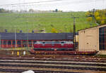 Der 8-achsiger Talbot-Niederflurwagen »Rollende Landstraße« (hier für den Bauzugdienst der DB), 81 80 4983 059-4 D-DBFWD der Gattung/Bauart Saadkms 690, der DB Fahrwegdienste GmbH,