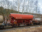 Gedeckter Schüttgutwagen mit dosierbarer Schwerkraftentladung und zwei Radsätzen 21 80 0734 604-0 D-DB, der Gattung Tds 937, der DB Cargo AG am 06.02.2017 in Herdorf, im Zugverband eines