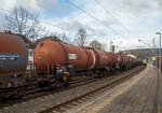 Vierachsiger 96 m³ Drehgestell-Kesselwagen 33 80 7843 843-3 D-GATXD, der Gattung Zans, der GATX Rail Germany GmbH (GATX steht für General American Transportation Corporation) am 04.02.2023