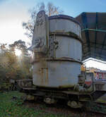 Dreiachsiger Roheisenpfannen-Wagen (oder Giepfannen-Wagen) ausgestellt im Auenbereich vom Bergbaumuseum Herdorf-Sassenroth des Landkreis Altenkirchen, hier am 03 November 2024. Vom Bergbaumuseum wird er als Schlackewagen bezeichnet, was es aber nach meiner Einschtzung nicht ist. 

In Htten im Siegerland gab es wohl solche Wagen, aber nicht auf der Friedrichshtte in Herdorf, da dort das flssige Roheisen ins Masselbett gegossen wurde. Auch Schlackewagen wurden nicht bentigt, da diese nach dem erkalten im Wasserbad zu Sand, direkt mit einer Drahtseilbahn auf die Halde gebracht wurde. Am 30. August 1968 erfolgte der letzte Hochofenabstich in der Friedrichshtte sowie der Alte Htte in Herdorf.

Das Bergbaumuseum in Herdorf-Sassenroth informiert ber 2.500 Jahre Bergbau und Httenwesen im Siegerland und im Landkreis Altenkirchen. Neben verschiedenen Exponaten und historischen Fotos kann man die frheren Arbeiten der Bergleute in einem Schaustollen verfolgen.