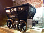 Das älteste Fahrzeug im DB Museum in Nürnberg, hier am 01 November 2008.

Der Kohlenwagen wurde im Jahr 1829 für das englische Bergwerk South Hetton Colliery in der Nähe von Newcastle upon Tyne gebaut. Er ist ein Symbol für die Entstehung der Eisenbahn in Großbritannien. Dort verwendete man schon viel früher als in Deutschland Dampfmaschinen. Diese kamen vor allem in Textilfabriken zum Einsatz. Für die Dampfmaschinen benötigte man große Mengen an Kohle. Daher suchten britische Ingenieure schon im 18. Jahrhundert nach Mitteln, um den Kohletransport zu erleichtern. Als Fahrweg wurden zunächst Gleise aus Holzbalken verwendet, die seit 1750 durch eiserne Schienen ersetzt wurden. Dies verringerte die Reibung. So konnten die Kohlwagen mit weniger Energieeinsatz gezogen werden.

Der ausgestellte Kohlenwagen beförderte bis zu 2,5 Tonnen Kohle. Derartige Bergwerksbahnen waren der erste Schritt zur Entstehung der Eisenbahn. Darauf folgte die Entwicklung der Dampflokomotiven.
