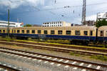 Der erste Klasse Reisezugwagen (Abteilwagen) D-CBB 56 80 10-40 130-1 der Gattung Am 208 der Centralbahn GmbH (Mönchengladbach), eingereiht im Zugverband eines mit 12 Wagen sehr langen Sonder-