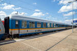 Der alex“ Reisezugwagen (Abteilwagen) der zweiten Wagenklasse, D-DBL 56 80 22-90 209-8 der Gattung Bm der Die Lnderbahn GmbH, eingereiht als Wagen 262 in den alex RE 2 (Hof - Schwandorf – Regensburg – Mnchen), am 21 April 2023 im Bahnhof Hof.

Analog zu den schon fr den Allguexpress modernisierten Bomz 236 wurden auch bei den fr den neuen alex modernisierten Bm 234 die Abteile beibehalten und lediglich mit optisch aufgearbeitet, aber bei den Bm wurde jeweils ein WC ausgebaut und in einen Fahrradbereich umgewandelt. 

TECHNISCHE DATEN:
Spurweite: 1.435 mm (Normalspur)
Lnge ber Puffer: 26.400 mm
Wagenkastenlnge: 26.100 mm
Wagenkastenbreite: 2.825 mm
Hhe ber Schienenoberkante: 4.050 mm
Drehzapfenabstand: 19.000 mm
Achsstand im Drehgestell: 	2.500 mm
Drehgestellbauart: Minden-Deutz 364 
Leergewicht: 39 t
Sitzpltze: 72 (in der 2. Klasse)
Fahrradpltze: 3
Abteile: 12 Abteile und 1 Mehrzweckraum
Toiletten: 1
Waschrume: 1
Dienstraum:  nein
Bremsbauart: <R> KE-GPR (D);
Energieversorgung: Achsgenerator
Batterien: 24 V, 330 Ah
Umbaujahr: 2007
Umbauer: VIS Halberstadt
Anzahl: 14
Umgebaut aus: Bm 235.0, ex Bm 234
