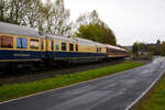 Der historische Rheingold-Aussichtswagen/Panoramawagen (DomCar) D-RhBG 56 80 81-71 002-8 der Gattung ADm, der Rheingold-Zug Betriebsgesellschaft mbH, eingereiht im Zugverband in einen Sonderzug, hier am 22 April 2017 in Obererbach (Westerwald) auf der Oberwesterwaldbahn.

Bei dem Aussichtswagen der Gattung SRmz, handelt es sich um das ehemalige DomeCar DB 10 432 AD4üm-62 als 1. Klasse Aussichtswagen für den Fernschnellzug Rheingold (F-Zug), der 1962 von Wegmann & Co. in Kassel unter der Fabriknummer 6656 gebaut wurde. Ab 1966 Deutsche Bundesbahn - DB 10 532 AD4ümh 101und später DB 61 80 88-80 002-0 ADmh 101. Fünf dieser Aussichtswagen im Stil der US-amerikanischen Domecars wurden von Wegmann für die Deutschen Bundesbahn (DB) gebaut, die sie für luxuriösen Fernschnellzug Rheingold, der ausschließlich die 1. Klasse führte, beschaffte. Zwei für jedes Zugpaar und ein weiterer Wagen dient als Betriebsreserve.

1963 wurden zwei nahezu baugleiche Wagen für den Rheinpfeil in Betrieb genommen, äußerlich an den größeren Panoramafenstern (vier statt acht) erkennbar. Sie hatten die abweichende Gattungsbezeichnung AD4üm-63, außerdem trugen sie ursprünglich statt des Rheingold-Schriftzuges die Anschrift „Deutsche Bundesbahn“. 1965 wurden beide Züge zu Trans-Europ-Express-Zügen (TEE) heraufgestuft.

Ab 1971 wurden die TEE-Züge in Deutschland weitestgehend in das neu geschaffene Intercity-Netz integriert und der fahrplanmäßige Einsatz der Aussichtswagen 1973 beendet. 1976 wurden sie an die Internationale Apfelpfeil-Organisation (IAO, mit vollem Namen IAO Internationale Apfelfahrten Organisation Helmut Th.K.Rall International Arrangements Organization GmbH & Co. KG, besser bekannt als Apfelpfeil), einen Reiseveranstalter mit Sitz in Freudenstadt-Grüntal, verkauft. Die IAO baute die Kuppeln um und verringerte deren Höhe um 20 cm, was den Fahrzeugen ein Lichtraumprofil gab, das deren freizügigen Einsatz in ganz Europa ermöglichte. Als die IAO in die Insolvenz fiel, kaufte das Reisebüro Mittelthurgau die Fahrzeuge, ertüchtigte sie für den Einsatz mit 200 km/h und vermarktete mit ihnen Schienenkreuzfahrten unter der Marke TEE Panorama. Anschließend 1999 wurden sie an die Veolia-Tochter Tågkompaniet verkauft, die sie als AFS1 bzw. AFS2 (mit Notbremsüberbrückung) mit den Nummern 201 bis 205 bezeichnete. Die Wagen wurden weiß-grün foliert und mit großen Tierbildern versehen: Vielfraß (201), Fuchs (202), Luchs (203), Elch (204) und Bär (205). So verkehrten die Wagen von 1999 bis 2003 zwischen Stockholm und Narvik.

Dann wurden die Wagen einzeln an unterschiedliche Eigentümer veräußert:
Nr. 10551 kam 2005 zu einem Reiseveranstalter in den Niederlanden.
Nr. 10552 übernahm der Freundeskreis Eisenbahn Köln und unterhält ihn betriebsfähig (dieser hier), aber nur noch für eine Höchstgeschwindigkeit von 160 km/h. 
Nr. 10553 wurde von der Vulkan-Eifel-Bahn Betriebsgesellschaft (VEB) übernommen. Im April 2011 kaufte ihn das Eisenbahnverkehrsunternehmen RailAdventure für 40.000 Euro, sanierte ihn in mehrjähriger Arbeit grundlegend und baute ihn dabei zu einem modernen Salonwagen um.
Nr.10554 wurde ebenfalls von der VEB übernommen, später von der AKE-Eisenbahntouristik gekauft und dort im AKE-Rheingold eingesetzt.
Nr. 10555 übernahm die Deutsche Bahn Stiftung, Trägerin der Museen der DB AG. Er steht als Info-Zentrum im Güterbahnhof Coburg.

LENENSLAUF von diesem Wagen (Nr. 10552):
• 1962 bis 1966 - DB 10 432 AD4üm-62
• 1966 bis 1971 - DB 10 552 AD4üm-63
• 1971 bis 1976 - DB 61 80 81-80 002-0 ADmh 101
• 1976 bis 1989 - IAO (Apfelpfeil) 51 80 09-42 912-8 WGm
• 1989 bis 1999 - RBMT (Reisebüro Mittelthurgau) 51 80 09-80 202-7 WGm 038.8, eingestellt über die SBB
• 1999 bis 2005 - TKAB AFS 1 – 202 „Fuchs“ (Veolia-Tochter Svenska Tågkompaniet AB), 
2005 bis 2008 - ADümh101 56 80 81-80 002-7 (Privateigentum, Leihgabe an FEK - Freundeskreis Eisenbahn Köln e.V.)
seit 2008 - D-RhBG 56 80 81-71 002-8 ADm der Rheingold-Zug Betriebsgesellschaft mbH

TECHNISCHE DATEN (DomeCar):
Spurweite: 1.435 mm
Anzahl der Achsen: 4 in 2 Drehgestellen
Länge über Puffer: 26.400 mm
Drehzapfenabstand: 19.000 mm
Eigengewicht: 51,4 t
Höchstgeschwindigkeit: 160 km/h (zeitweise 200 km/h)
Ausstattung: Aussichtskanzel mit 3 Tischen á 4 Personen, 3 Tischen á 2 Personen, 4 Tische für Einzelpersonen, 2 Abteile 1. Klasse mit 6 Plätzen. Bar- und Speiseraum mit 4 Tischen á 2 Personen, Bar, Sitzgruppe, WC, Abstell- und Kühlmöglichkeit im Untergeschoss.