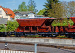 4-achsiger Schmalspur Schotterwagen als Selbstentladewagen mit Schleppkorb 23-026 der MBB - Mecklenburgischen Bäderbahn Molli GmbH, ex LMBV (Lausitzer Braunkohlentagebau) abgestellt am 15.05.2022