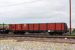 Vierachsiger offener 750mm-Schmalspur-Drehgestell-Güterwagen 97-21-17 der Gattung OOw, der SDG - Sächsische Dampfeisenbahngesellschaft mbH (Fichtelbergbahn), (ex DR 97-21-17) abgestellt am 26 August 2013 beim Bahnhof Cranzahl.

TECHNISCHE DATEN:
Spurweite: 750 mm
Hersteller: Waggon- und Wagenfabrik Hermann Schumann in Zwickau
Baujahr: 1922
Länge über Kupplung: 11.000 mm
Drehzapfenabstand: 6.700 mm
Achsabstand im Drehgestell: 1.300 mm
Länge der Ladefläche: 9.500 mm
Ladefläche: 18,0 m²
Eigengewicht: 7.330 kg
Max. Ladegewicht: 15,0 t / Tragfähigkeit: 15,75 t
Bremse: Köbr.
Handbremse: Ja
Kupplungstyp: Scharfenbergkupplung
