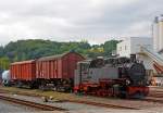 Die 99 1790-7  der Weieritztalbahn, ex DB 099 754-4, ex DR 099 754-4, ex DR 99 790, mit auf schmalspur Rollwagen verladenen normalspur gedeckte Gterwagen, abgestellt bzw.