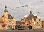 Das Bahnhofsgebäude von Schaerbeek mit der Straßenbahnhaltestelle von der Straßenseite aus gesehen.
